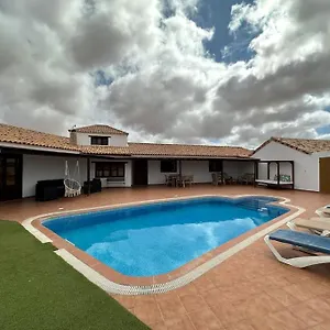 With Pool In The Centre Of Fuerteventura Antigua (Fuerteventura)